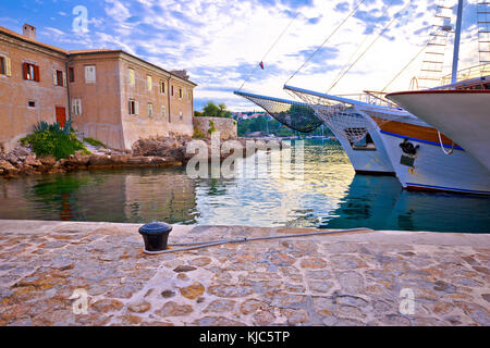 Historische Insel Stadt Krk Wände und Waterfront mornng, Kvarner Bucht Archipel von Kroatien Stockfoto