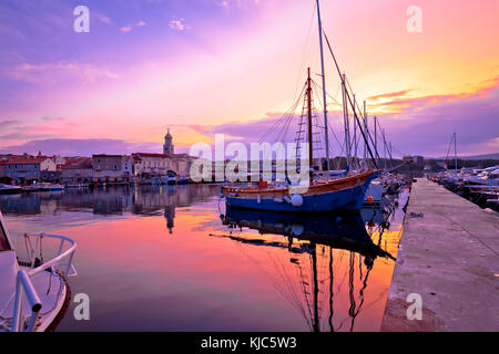 Historische Insel Stadt Krk Dawn mit Blick aufs Wasser, Kvarner Bucht Archipel von Kroatien Stockfoto