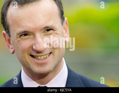 Alun Cairns MP (Con; Staatssekretär für Wales) auf College Green, Westminster, diskutieren Philip Hammonds Budget, 22. Nov 2017 Stockfoto