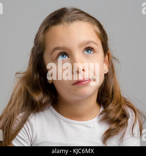Studio Portrait von einem kleinen Mädchen denken Stockfoto