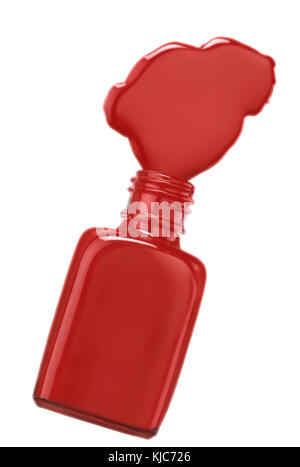 Roter Nagellack Flasche Verschütten über weißen Hintergrund. Freistellungspfad Stockfoto