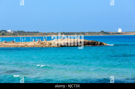 Malerischen ionischen Meer Strand Punta della suina in der Nähe von gallipoli Stadt im Salento, Apulien, Italien. Torre Del Pizzo in weit. Stockfoto