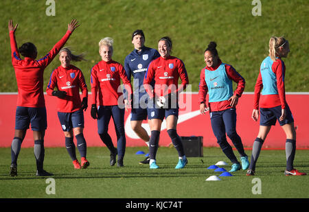 Englands Alex Greenwood (dritte links), Lucy Bronze (Mitte) und Demi Stokes (zweite rechts) während des Trainings im St. George's Park, Burton. Stockfoto