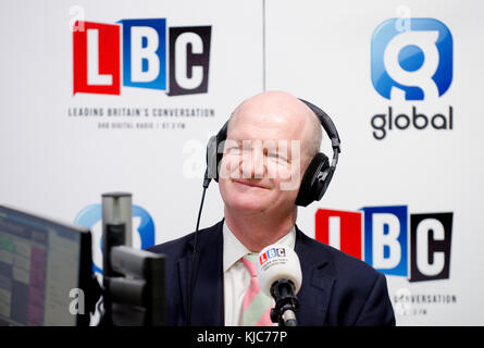 David Willetts/Baron Willetts (Con: Ehemaliger Minister der Regierung) geben ein Radio Interview mit LBC auf College Green, Westminster...... Stockfoto