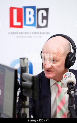 David Willetts/Baron Willetts (Con: Ehemaliger Minister der Regierung) geben ein Radio Interview mit LBC auf College Green, Westminster...... Stockfoto