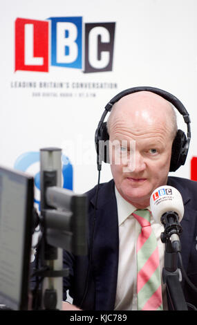 David Willetts/Baron Willetts (Con: Ehemaliger Minister der Regierung) geben ein Radio Interview mit LBC auf College Green, Westminster...... Stockfoto