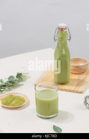 Hausgemachte heiße Matcha Latte Tee mit Milch Stockfoto