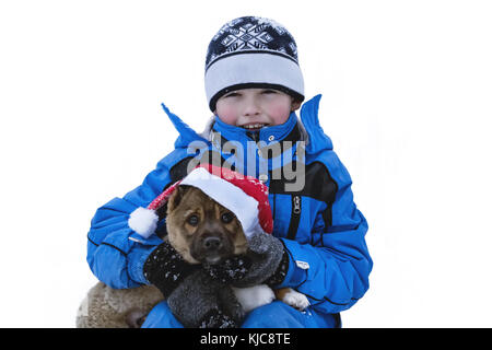 Glückliches Kind Oberbekleidung und Hund am Heiligabend auf einem weißen Hintergrund. pet in santa claus Hut gekleidet. chinesischen Kalender neues Jahr 2018 Konzept Stockfoto
