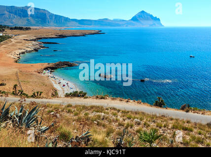 Azure tyrrhenische Meer malerische Bucht, Monte Cofano montieren und Bue Marino Beach View, Taormina, San Vito lo Capo, Sizilien, Italien. Menschen sind unrecog Stockfoto