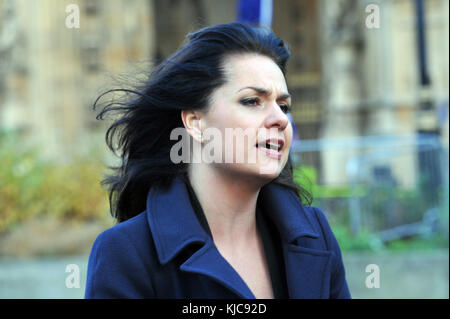 London, UK, 22.11.2017, Caroline Louise Flint zu den Medien auf College Green, über den Haushalt spricht. Stockfoto