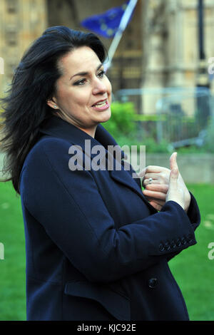 London, UK, 22.11.2017, Caroline Louise Flint zu den Medien auf College Green, über den Haushalt spricht. Stockfoto