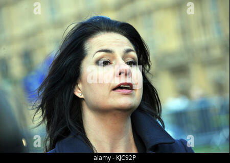 London, UK, 22.11.2017, Caroline Louise Flint zu den Medien auf College Green, über den Haushalt spricht. Stockfoto