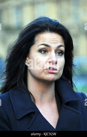 London, UK, 22.11.2017, Caroline Louise Flint zu den Medien auf College Green, über den Haushalt spricht. Stockfoto