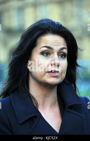 London, UK, 22.11.2017, Caroline Louise Flint zu den Medien auf College Green, über den Haushalt spricht. Stockfoto