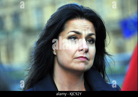 London, UK, 22.11.2017, Caroline Louise Flint zu den Medien auf College Green, über den Haushalt spricht. Stockfoto