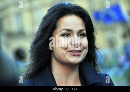 London, UK, 22.11.2017, Caroline Louise Flint zu den Medien auf College Green, über den Haushalt spricht. Stockfoto