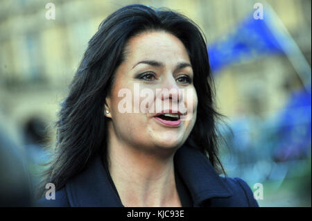 London, UK, 22.11.2017, Caroline Louise Flint zu den Medien auf College Green, über den Haushalt spricht. Stockfoto