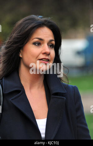 London, UK, 22.11.2017, Caroline Louise Flint zu den Medien auf College Green, über den Haushalt spricht. Stockfoto