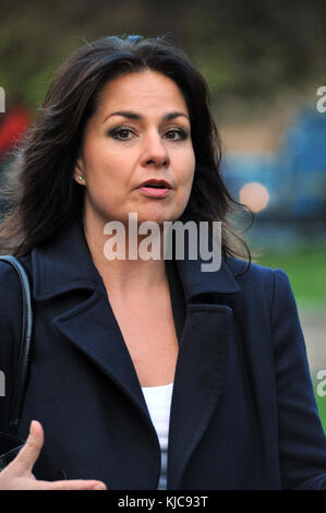 London, UK, 22.11.2017, Caroline Louise Flint zu den Medien auf College Green, über den Haushalt spricht. Stockfoto