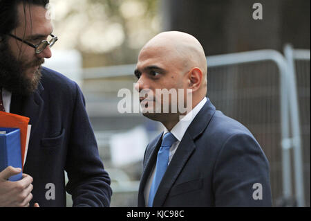 London, UK, 22/11/2017 Sajid Javid spricht mit den Medien auf College Green, über den Haushalt. Stockfoto