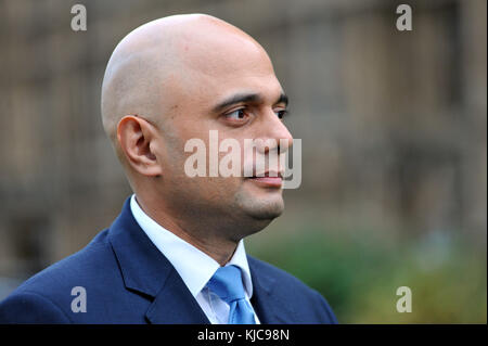 London, UK, 22/11/2017 Sajid Javid spricht mit den Medien auf College Green, über den Haushalt. Stockfoto