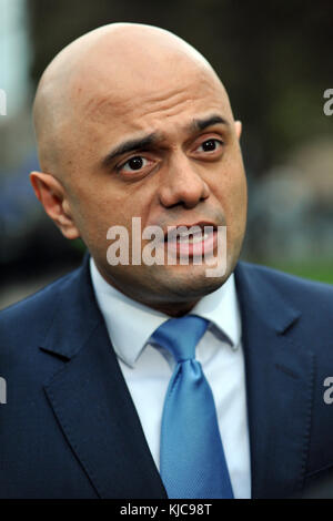 London, UK, 22/11/2017 Sajid Javid spricht mit den Medien auf College Green, über den Haushalt. Stockfoto