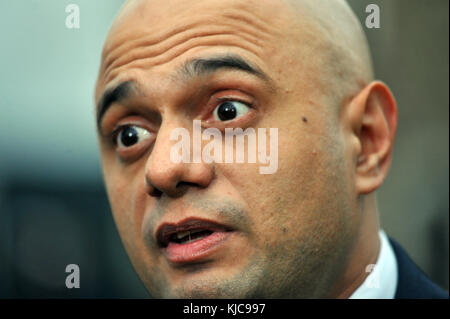 London, UK, 22/11/2017 Sajid Javid spricht mit den Medien auf College Green, über den Haushalt. Stockfoto