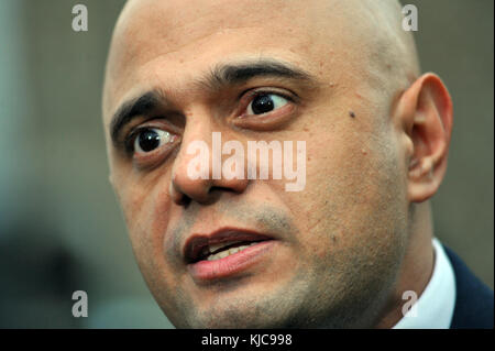 London, UK, 22/11/2017 Sajid Javid spricht mit den Medien auf College Green, über den Haushalt. Stockfoto