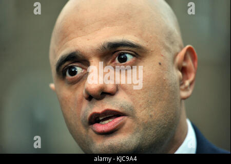 London, UK, 22/11/2017 Sajid Javid spricht mit den Medien auf College Green, über den Haushalt. Stockfoto