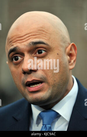 London, UK, 22/11/2017 Sajid Javid spricht mit den Medien auf College Green, über den Haushalt. Stockfoto