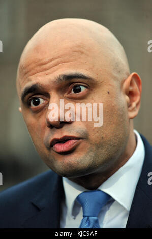 London, UK, 22/11/2017 Sajid Javid spricht mit den Medien auf College Green, über den Haushalt. Stockfoto