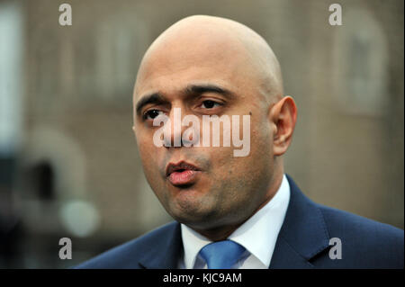 London, UK, 22/11/2017 Sajid Javid spricht mit den Medien auf College Green, über den Haushalt. Stockfoto