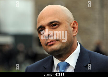 London, UK, 22/11/2017 Sajid Javid spricht mit den Medien auf College Green, über den Haushalt. Stockfoto