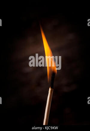 Streichholz Brennen auf schwarzem Hintergrund Stockfoto