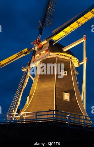 Eine holländische Windmühle bei Nacht am blauen Himmel Stockfoto