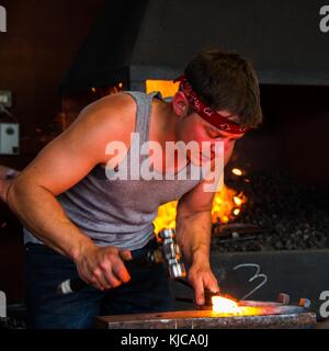 Schmied schmieden eine Farm Hufeisen in einer zeitlich begrenzten Wettbewerb an der Royal Highland Show, Ingliston, Edinburgh im Jahr 2017 Stockfoto