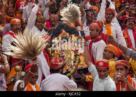 Einen schwarzen Stein Bild von Vishnu als jagannath, loard des Universums ist unten die Schritte des Jagdish Tempel während eines Festivals in Udaipur, Indien durchgeführt. Stockfoto