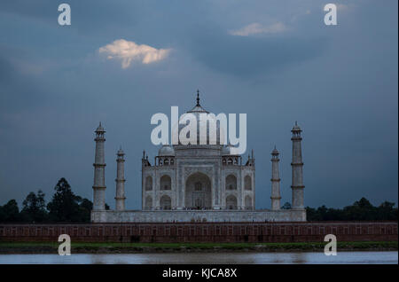 Taj Mahal unter Gewitterwolken ab Mehtob Bagh Park auf dem Yamuna-fluss in Agra, Indien gesehen. Stockfoto