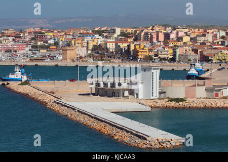 Hafen und Stadt. - Porto Torres, Italien Stockfoto