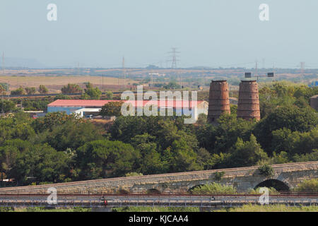 Stadt Vororte und der alten römischen Brücke. Porto-Torres, Italien Stockfoto