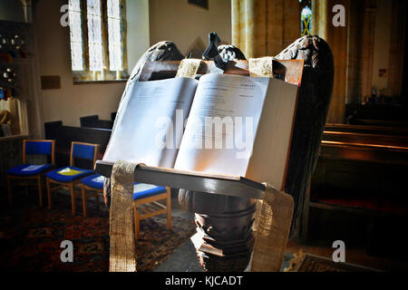 Eine Heilige Bibel, offen, ruht auf dem Rednerpult in der Netherbury Parish Church, Dorset, Großbritannien - John Gollop Stockfoto