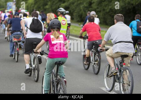 Radfahrer im Verkehr der öffentliche Verkehr in der Stadt Stockfoto