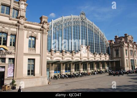 Das Äußere der Estació del Nord in Barcelona, Spanien am 1. November 2017. Es wurde ursprünglich als ein Bahnhof im Jahre 1862 gebaut wurde und in 1972 geschlossen. Stockfoto