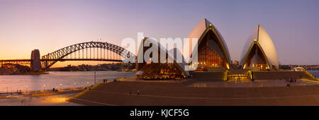 Panoramablick auf das Sydney Opera House und die Harbour Bridge nach Sonnenuntergang, Sydney, NSW, Australien Stockfoto