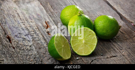 Ausschneiden und gesamten Limes auf Holztisch, kopieren Raum Stockfoto