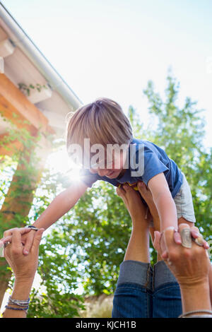 Kaukasischen jungen Balancieren auf die Füße der Mutter Stockfoto