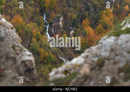 Quelle urederra Fluss, Wasserfall im Wald Stockfoto