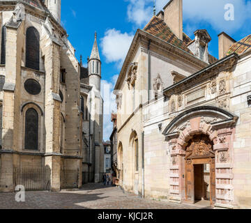 Hinten in der Kirche von Notre-Dame de Dijon (Eglise Notre-Dame) und dem Hotel De Vogue, Rue de la Chouette, Dijon, Côte-d'Or, Burgund, Frankreich Stockfoto