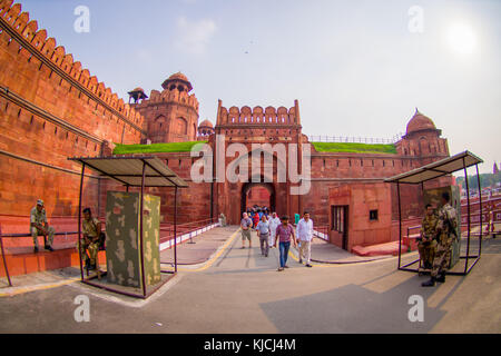 Delhi, Indien - 25. September 2017: Nicht identifizierte Personen zum Eingeben der Details Red Fort in Delhi, Indien Stockfoto