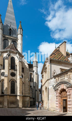 Hinten in der Kirche von Notre-Dame de Dijon (Eglise Notre-Dame) und dem Hotel De Vogue, Rue de la Chouette, Dijon, Côte-d'Or, Burgund, Frankreich Stockfoto